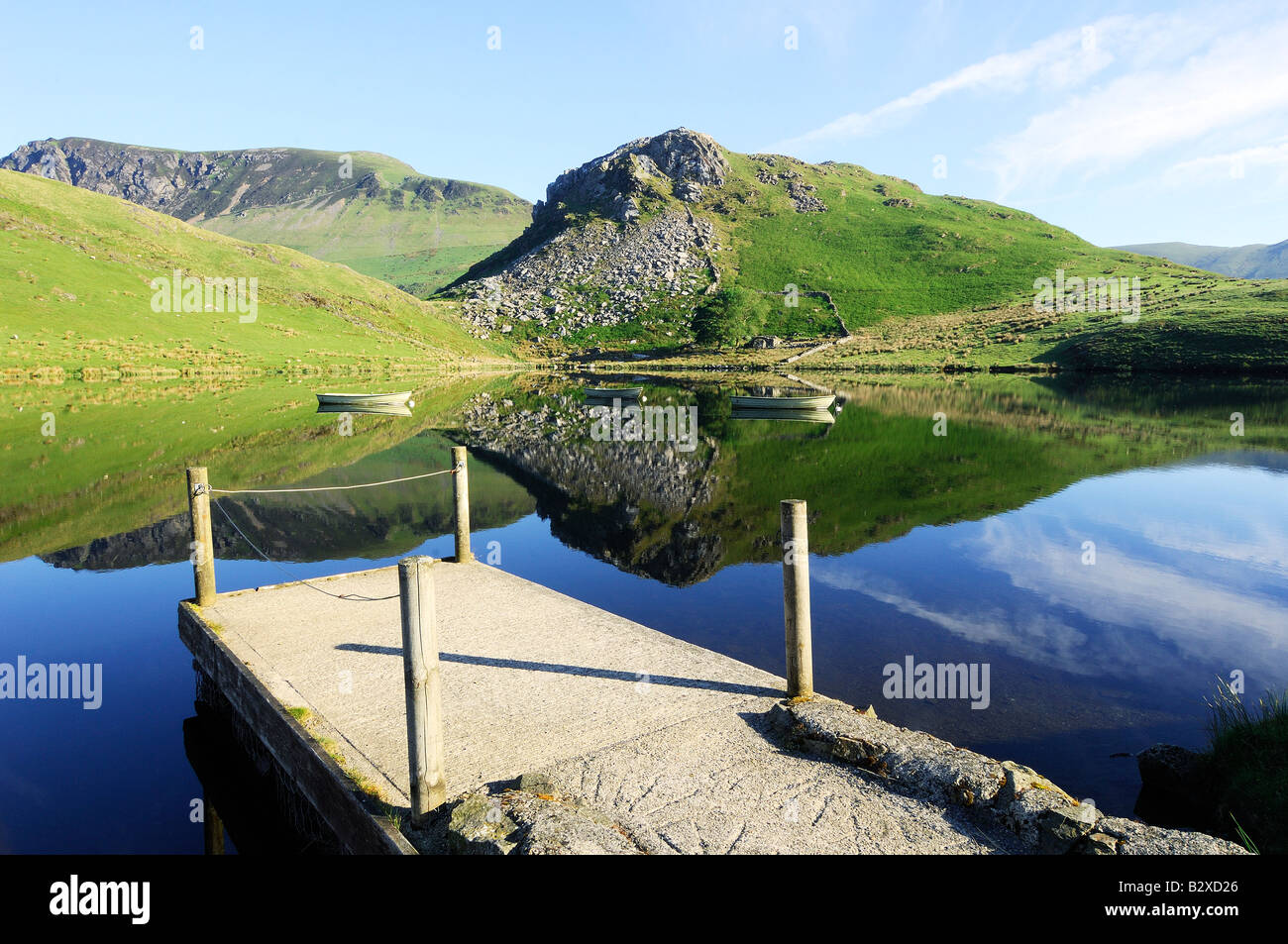 Un beau matin calme à Llyn Dywarchen Snowdonia National Park dans le Nord du Pays de Galles Banque D'Images