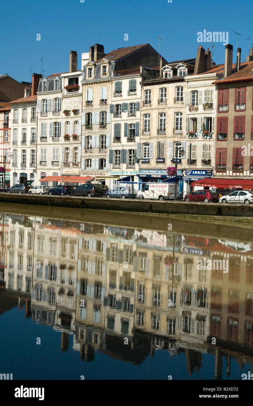 Riverside bâtiments et leurs réflexions Bayonne Aquitaine France Banque D'Images