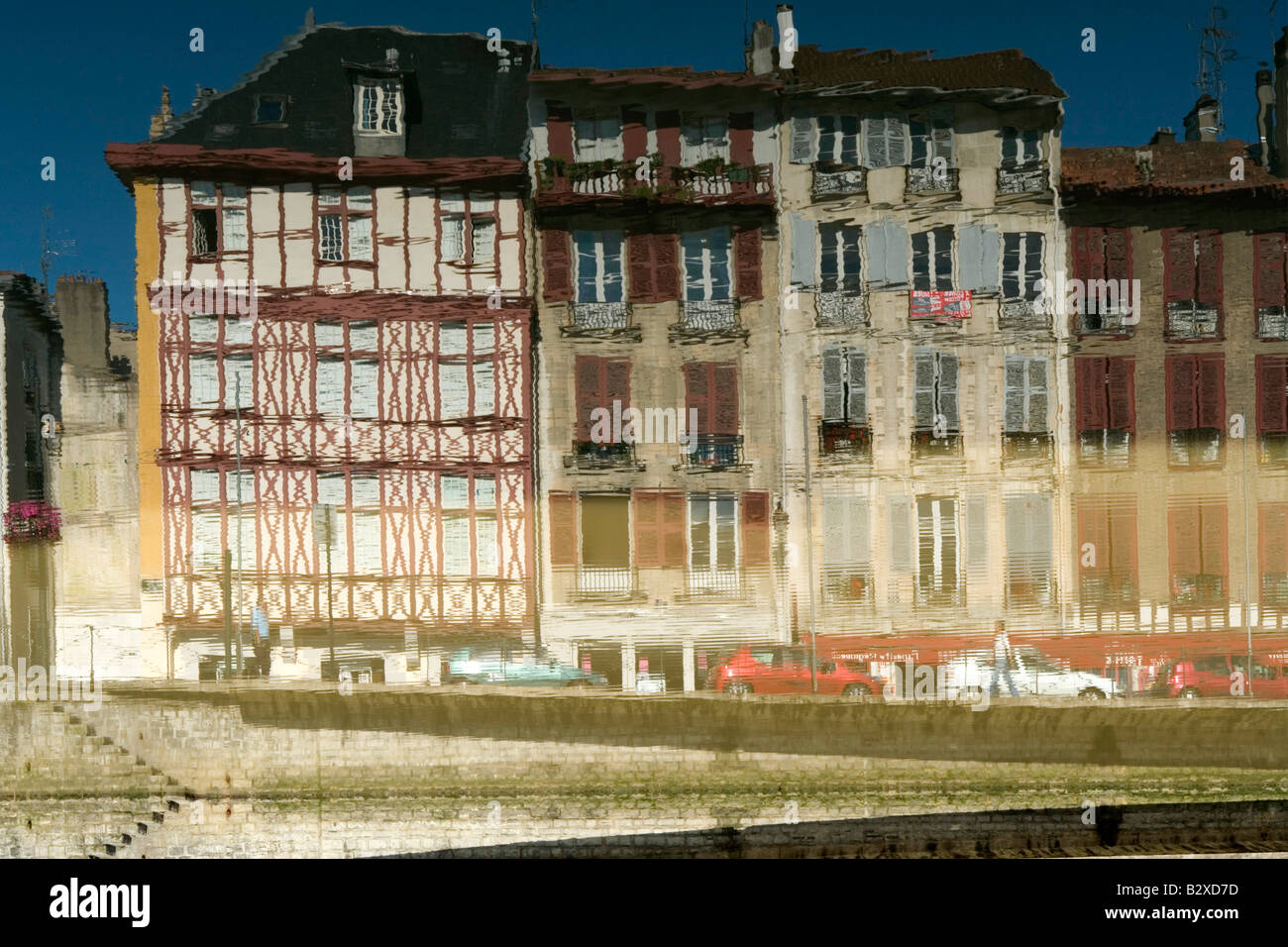 Reflet inversé de bâtiments à quai sur la rivière Nive Bayonne Aquitaine France Banque D'Images