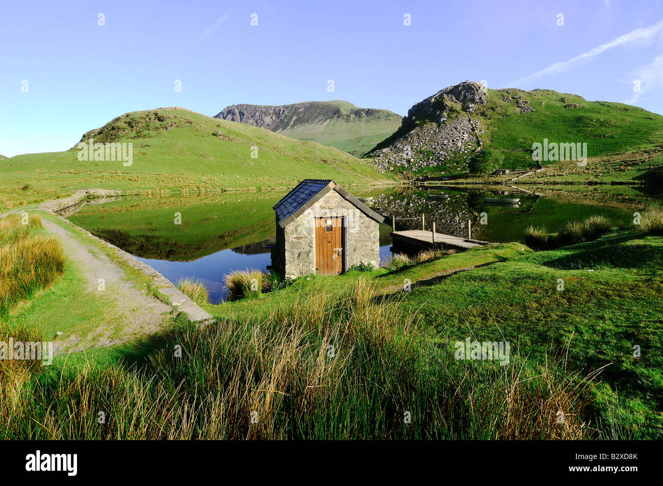 Un beau matin calme à Llyn Dywarchen Snowdonia National Park dans le Nord du Pays de Galles Banque D'Images