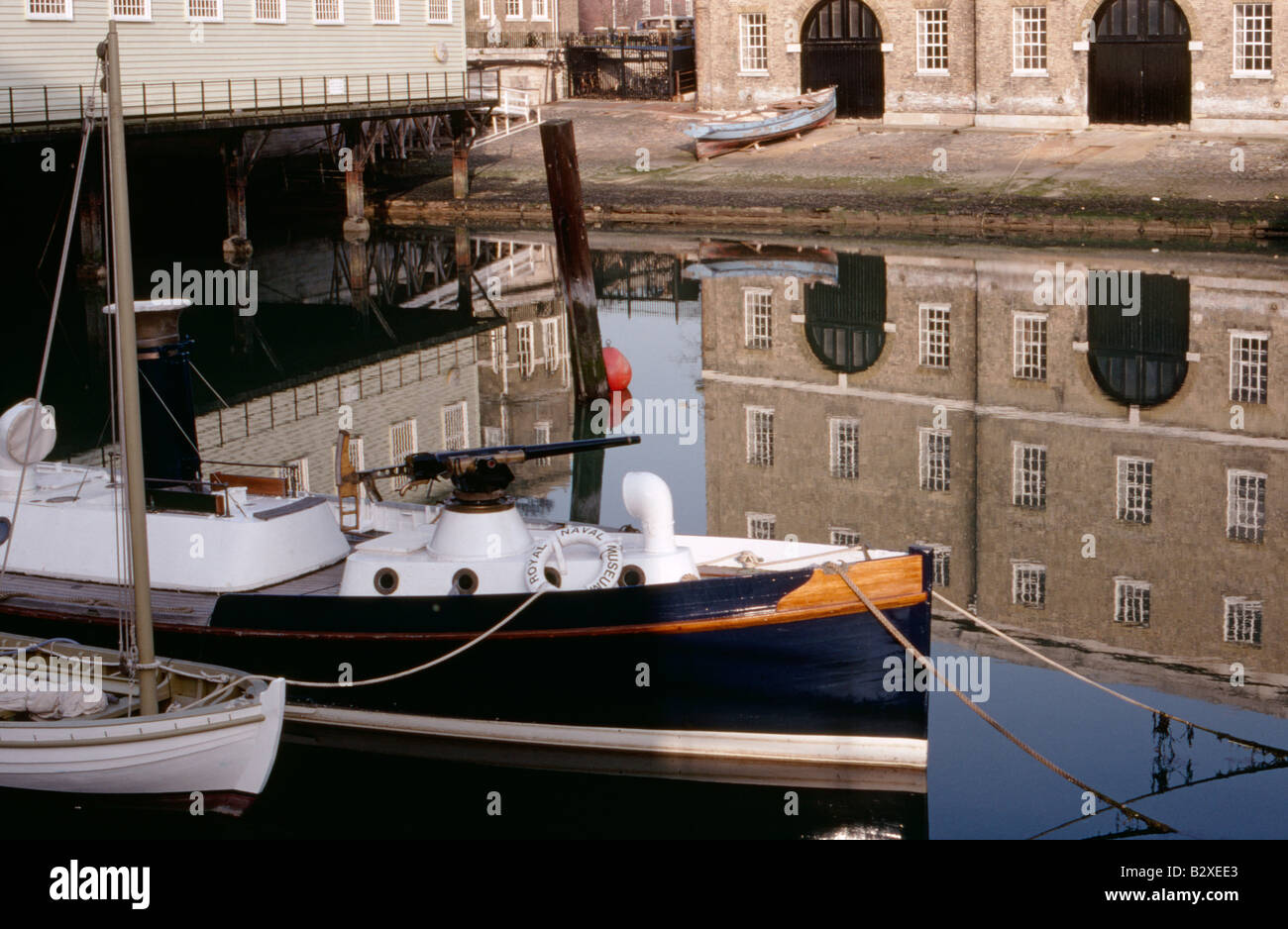 Boat House no 6 fait partie du musée de la marine royale avec un bateau d'armes à feu à l'avant-plan Portsmouth Hampshire dans le sud de l'Angleterre Banque D'Images