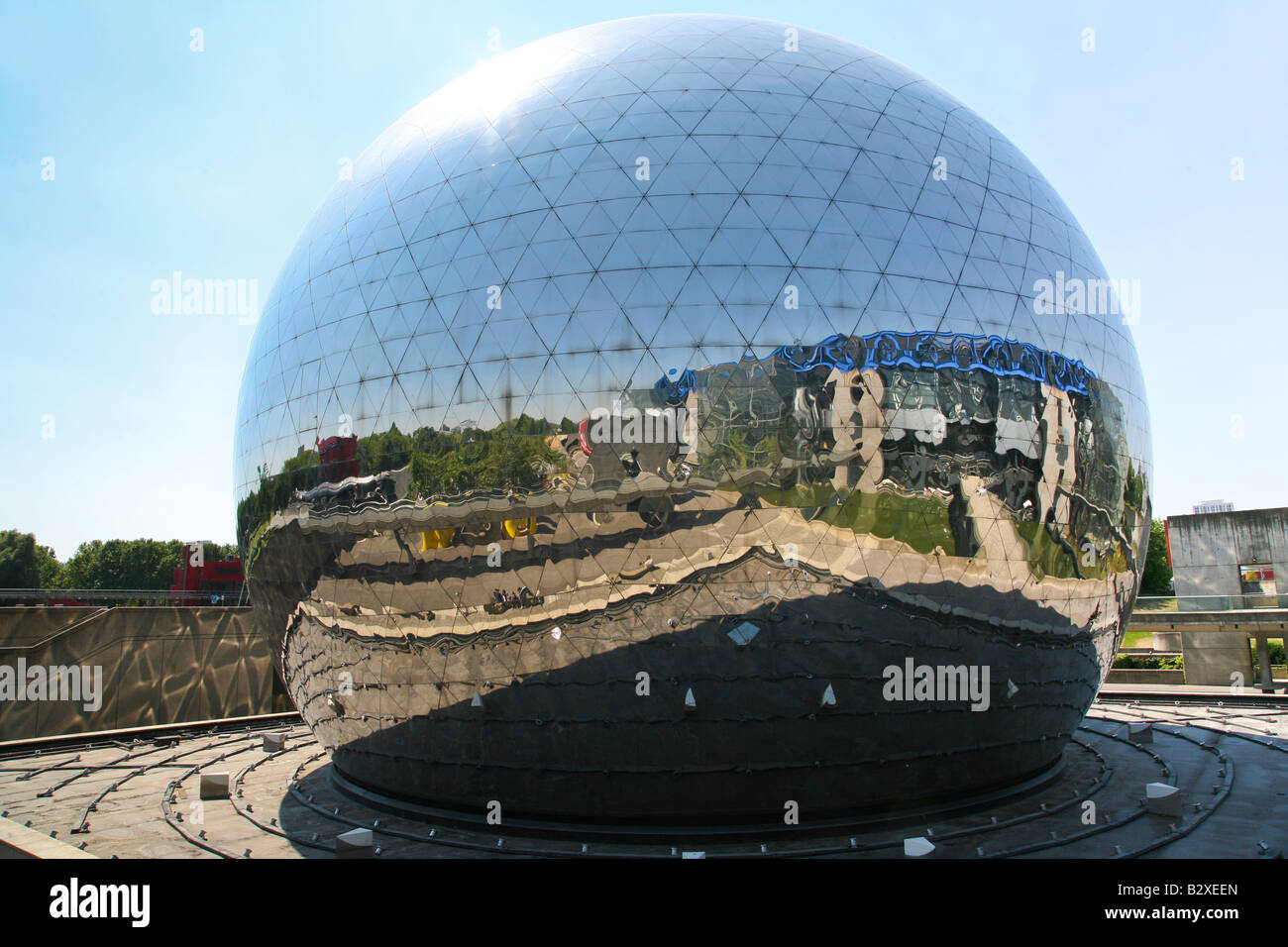 La Géode à la Cité des sciences et de l industrie Paris France Photo Stock Alamy