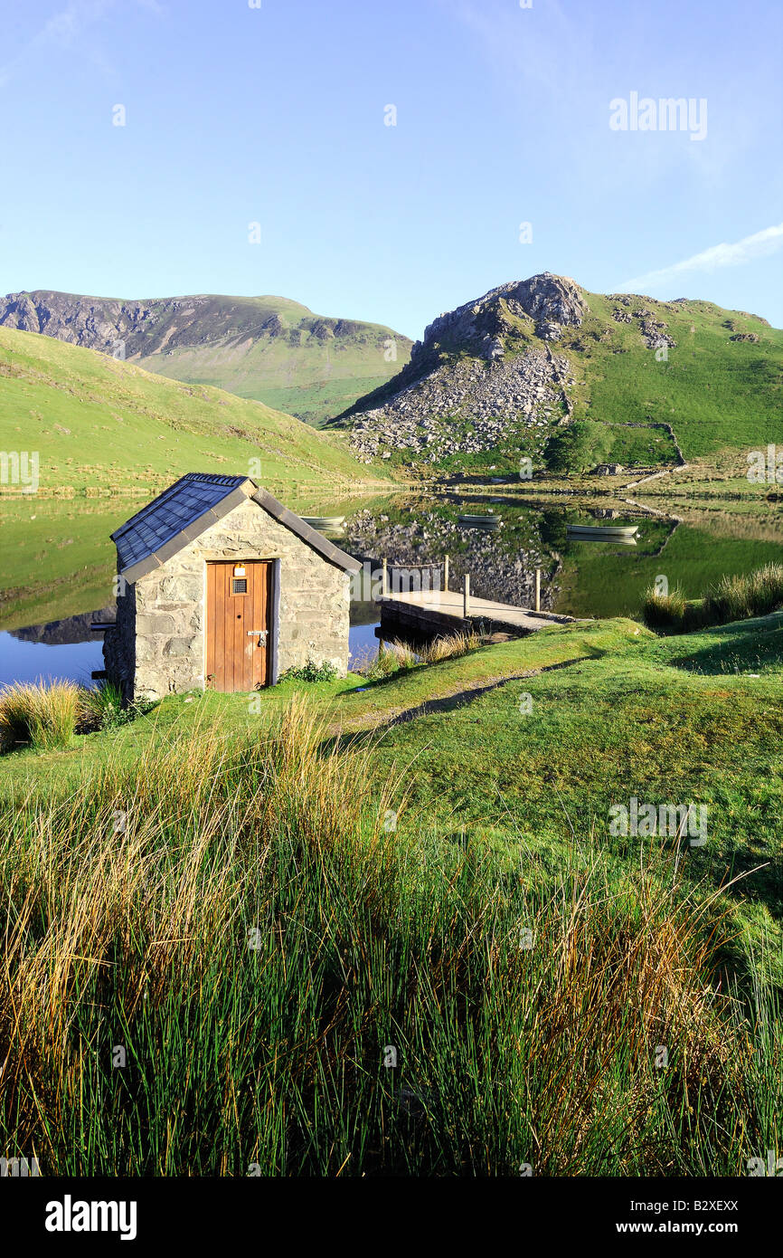 Un beau matin calme à Llyn Dywarchen Snowdonia National Park dans le Nord du Pays de Galles Banque D'Images