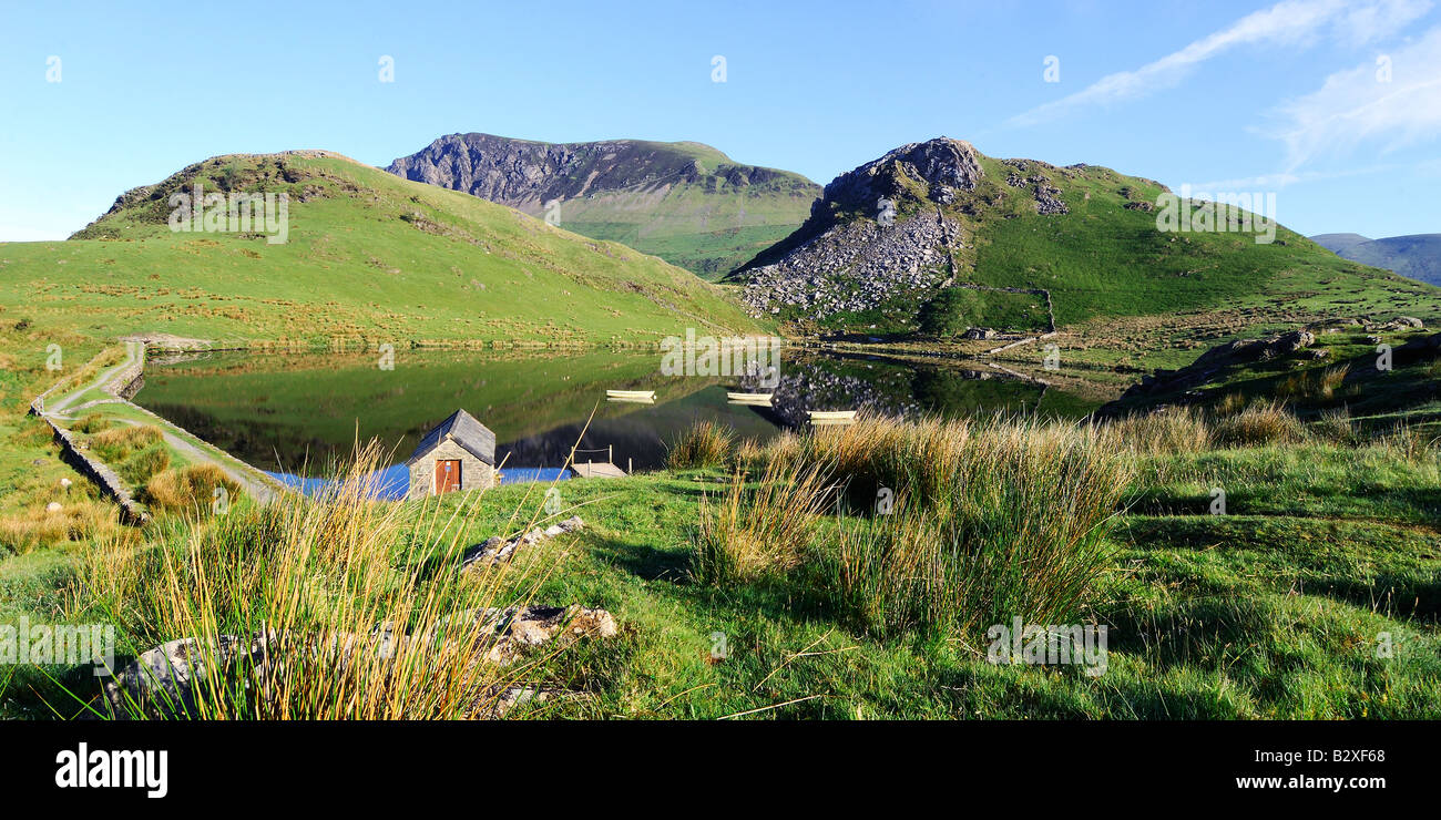 Un beau matin calme à Llyn Dywarchen Snowdonia National Park dans le Nord du Pays de Galles Banque D'Images
