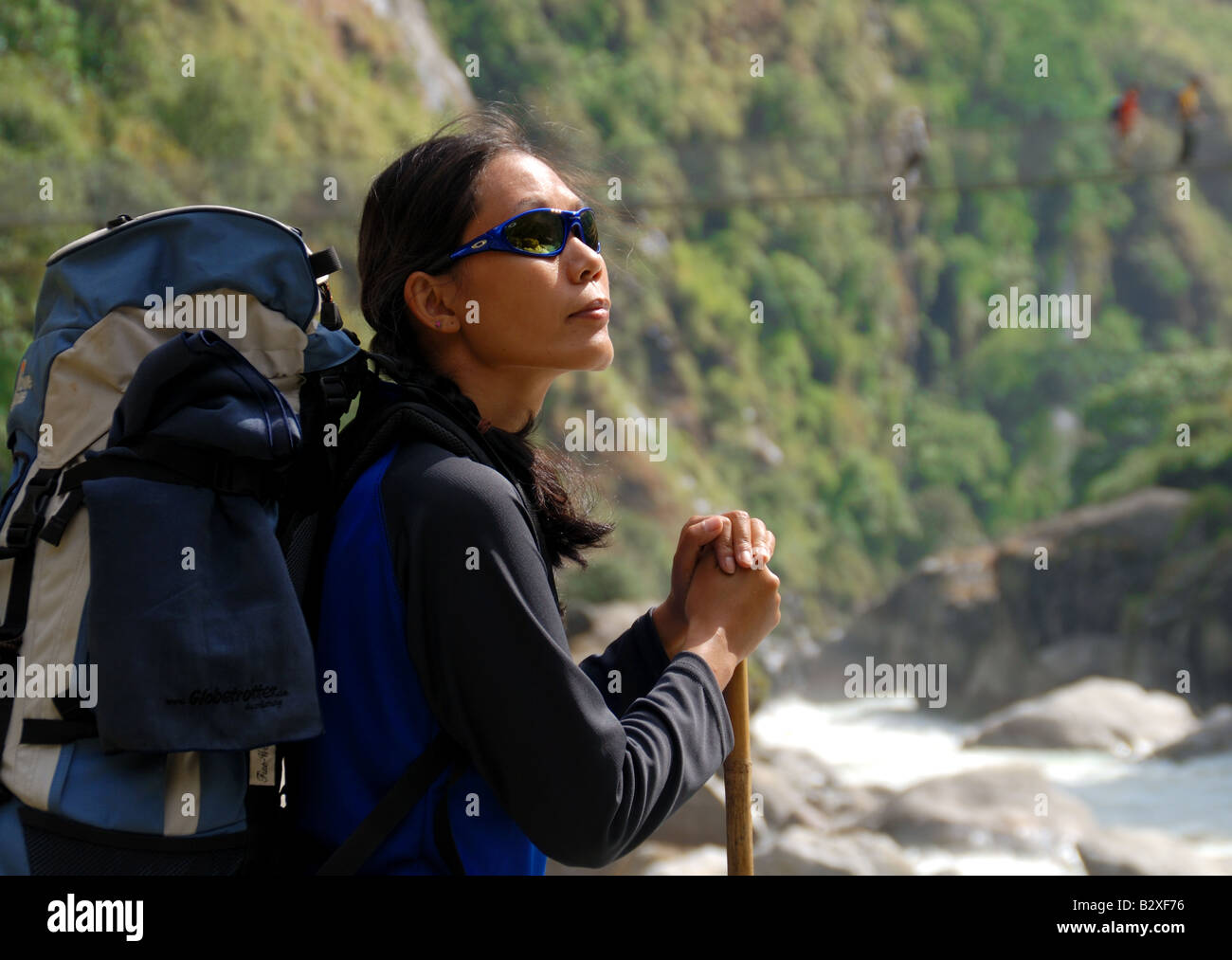 Un trekker repose sur le circuit de l'Annapurna Banque D'Images