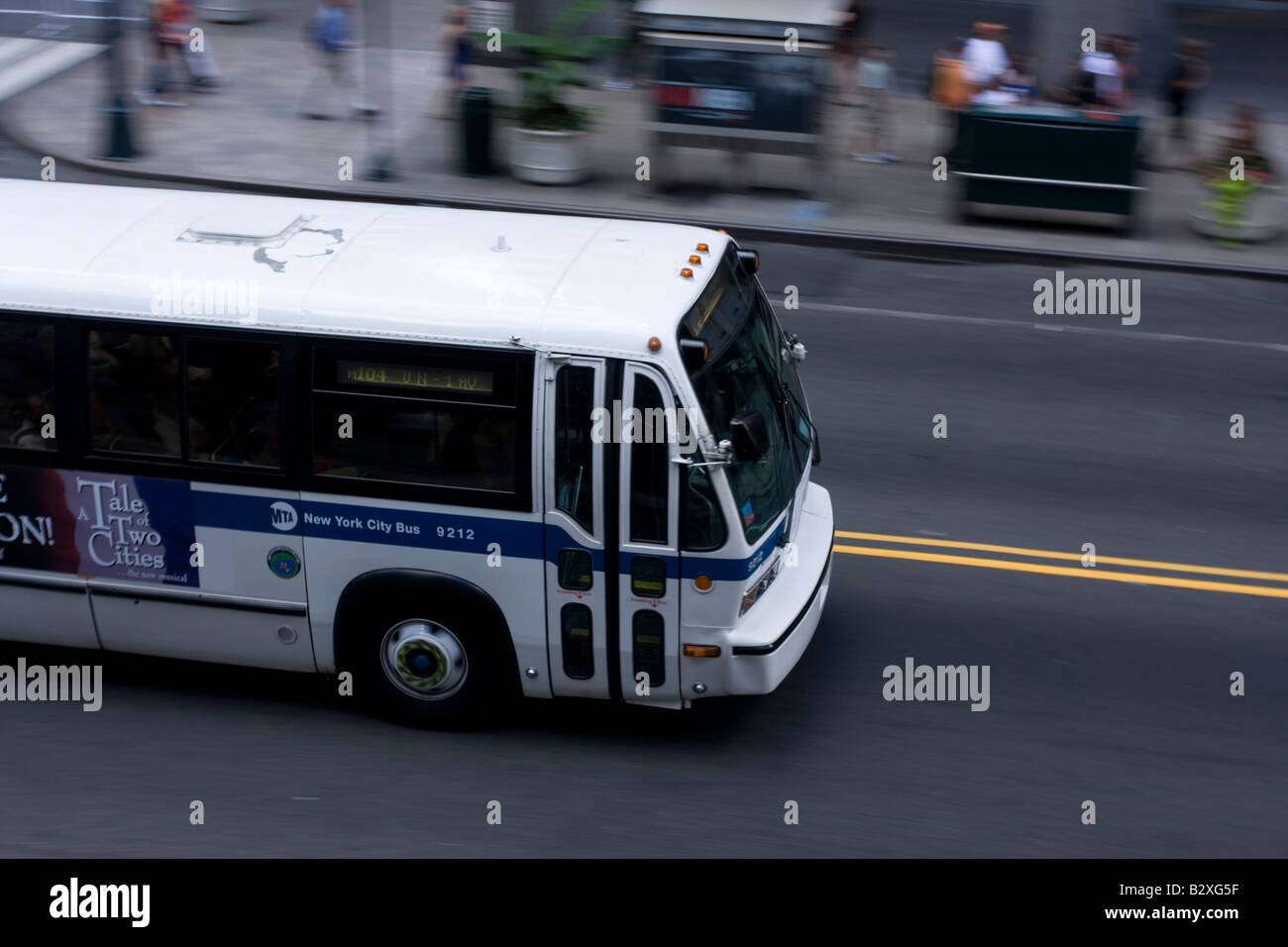 Un bus MTA le long de la 42e Rue à Midtown Manhattan, NY Banque D'Images