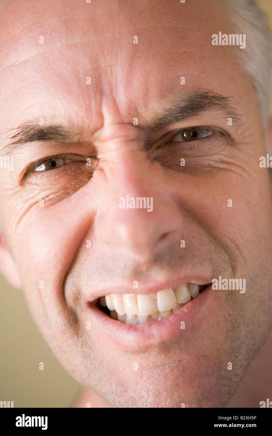 Head shot of man scowling Banque D'Images