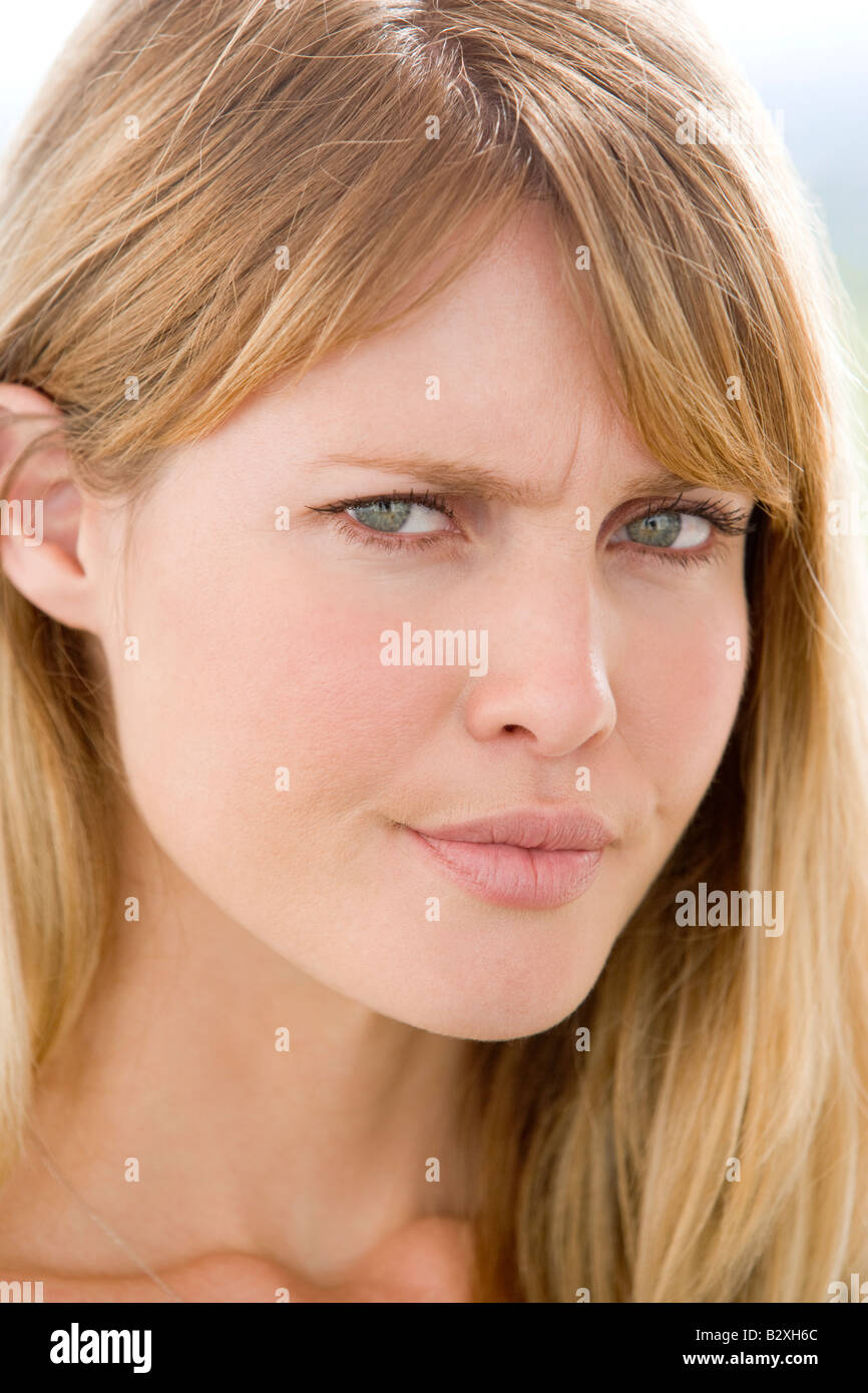 Head shot of woman scowling Banque D'Images