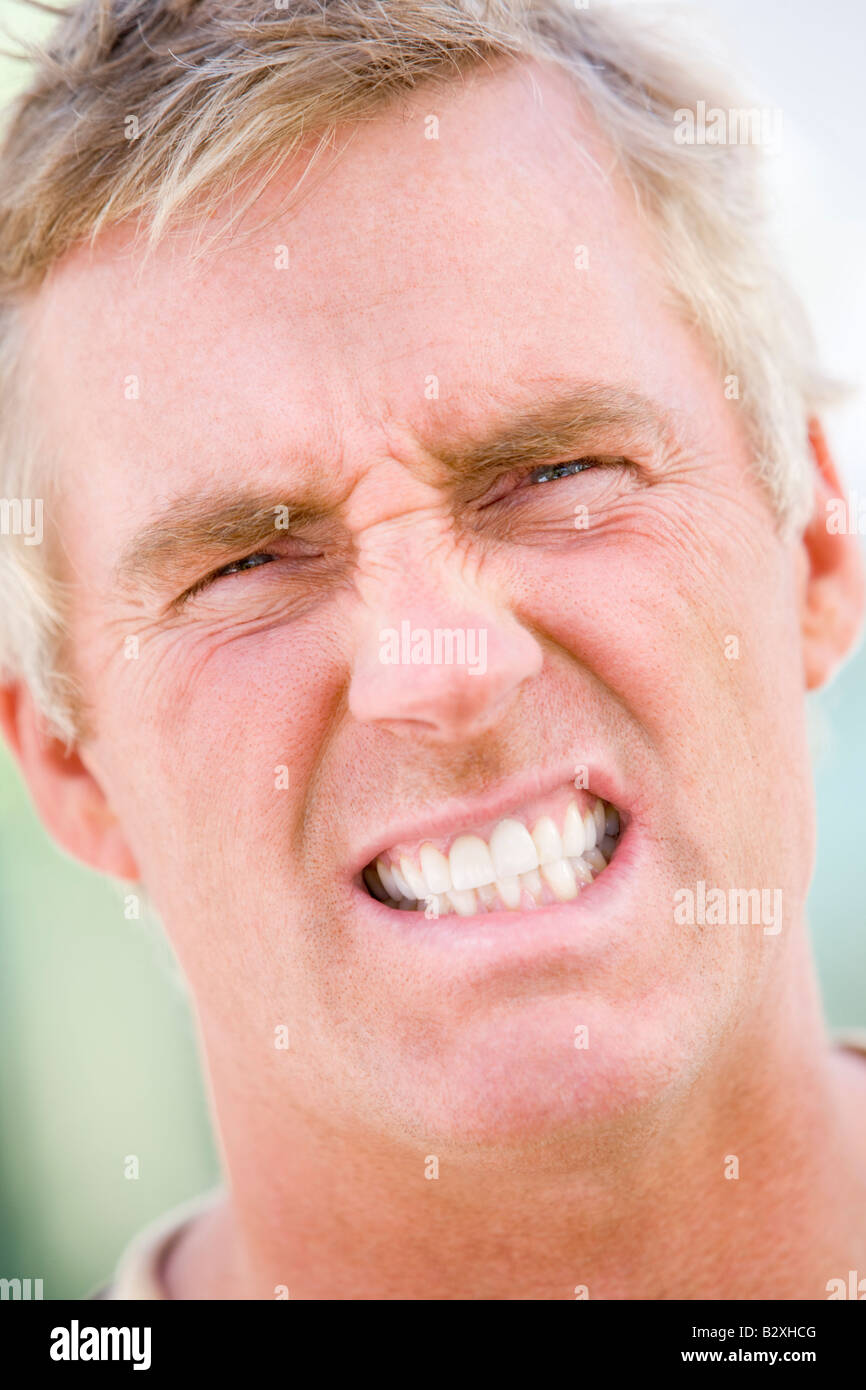 Head shot of man scowling Banque D'Images