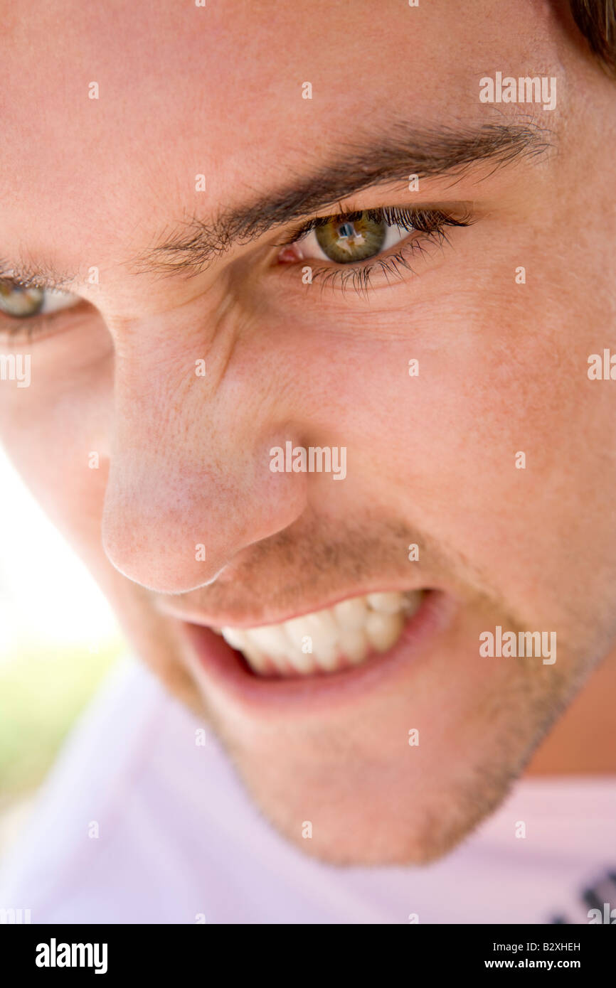Head shot of man scowling Banque D'Images