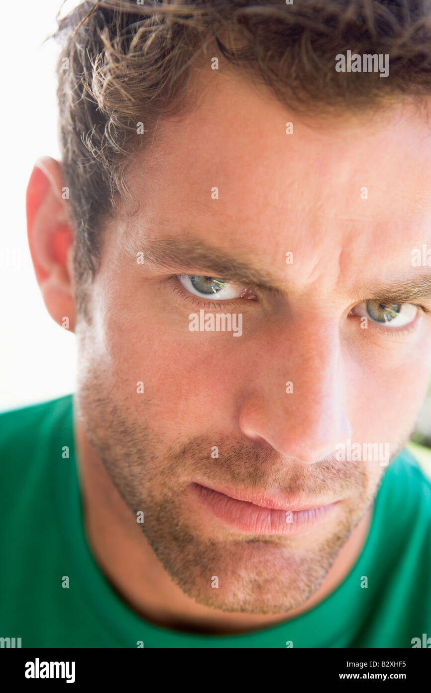 Head shot of man scowling Banque D'Images