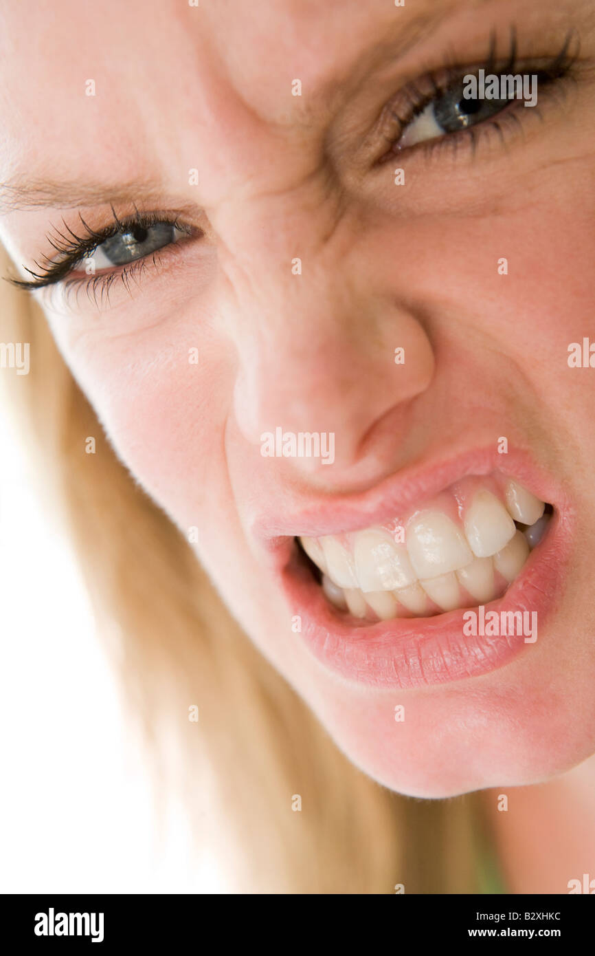 Head shot of woman scowling Banque D'Images