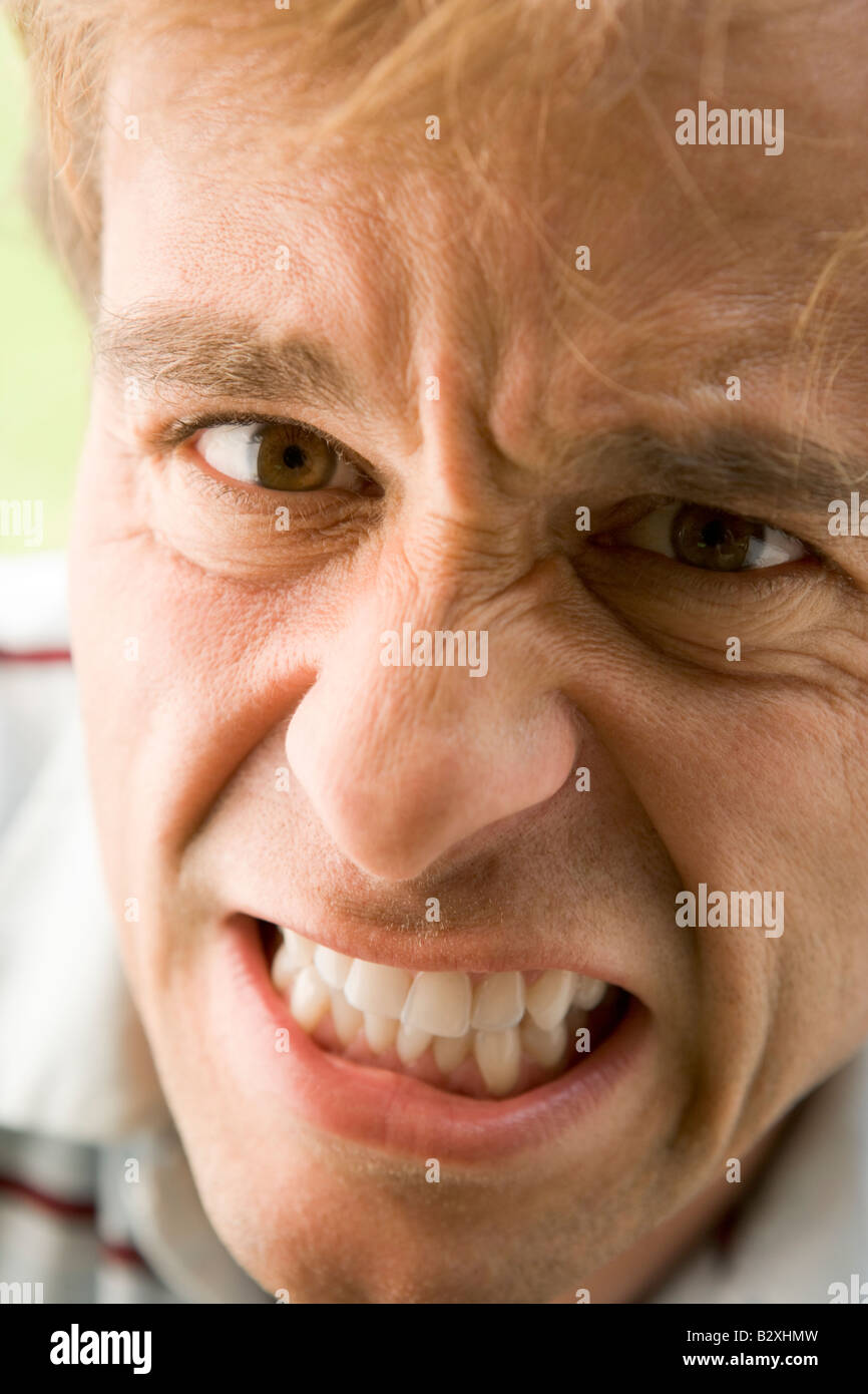 Head shot of man scowling Banque D'Images