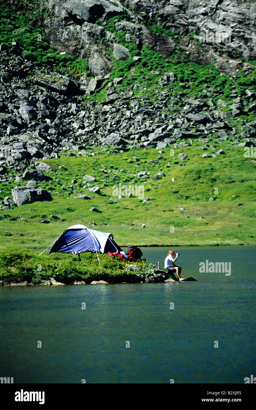 En plein air au camping Camping-lac par boisson potable (loin) Banque D'Images