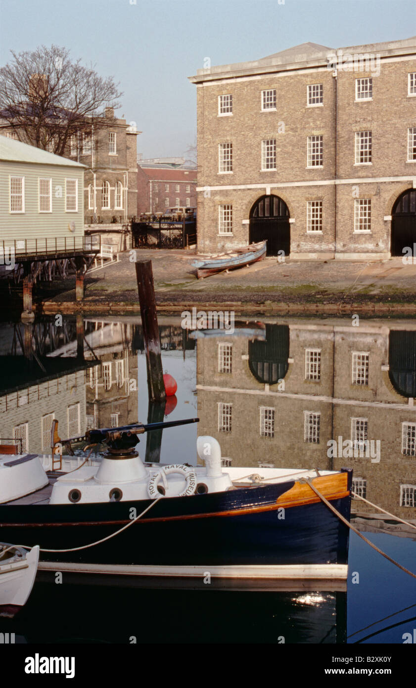 Boat House no 6 fait partie du musée de la marine royale avec un bateau d'armes à feu à l'avant-plan Portsmouth Hampshire dans le sud de l'Angleterre Banque D'Images