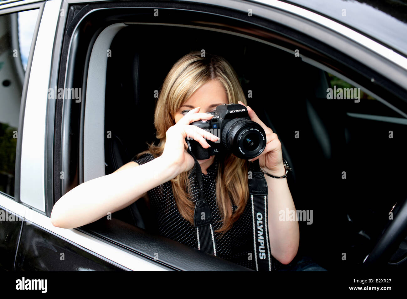 Young woman taking photos parution du modèle Banque D'Images