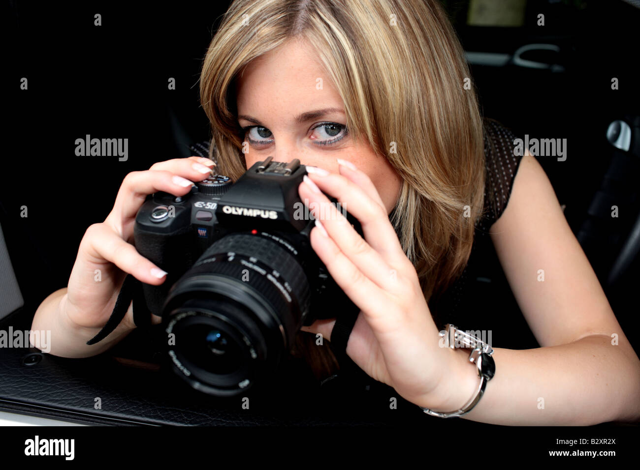 Young Woman Taking Photos Parution du modèle Banque D'Images
