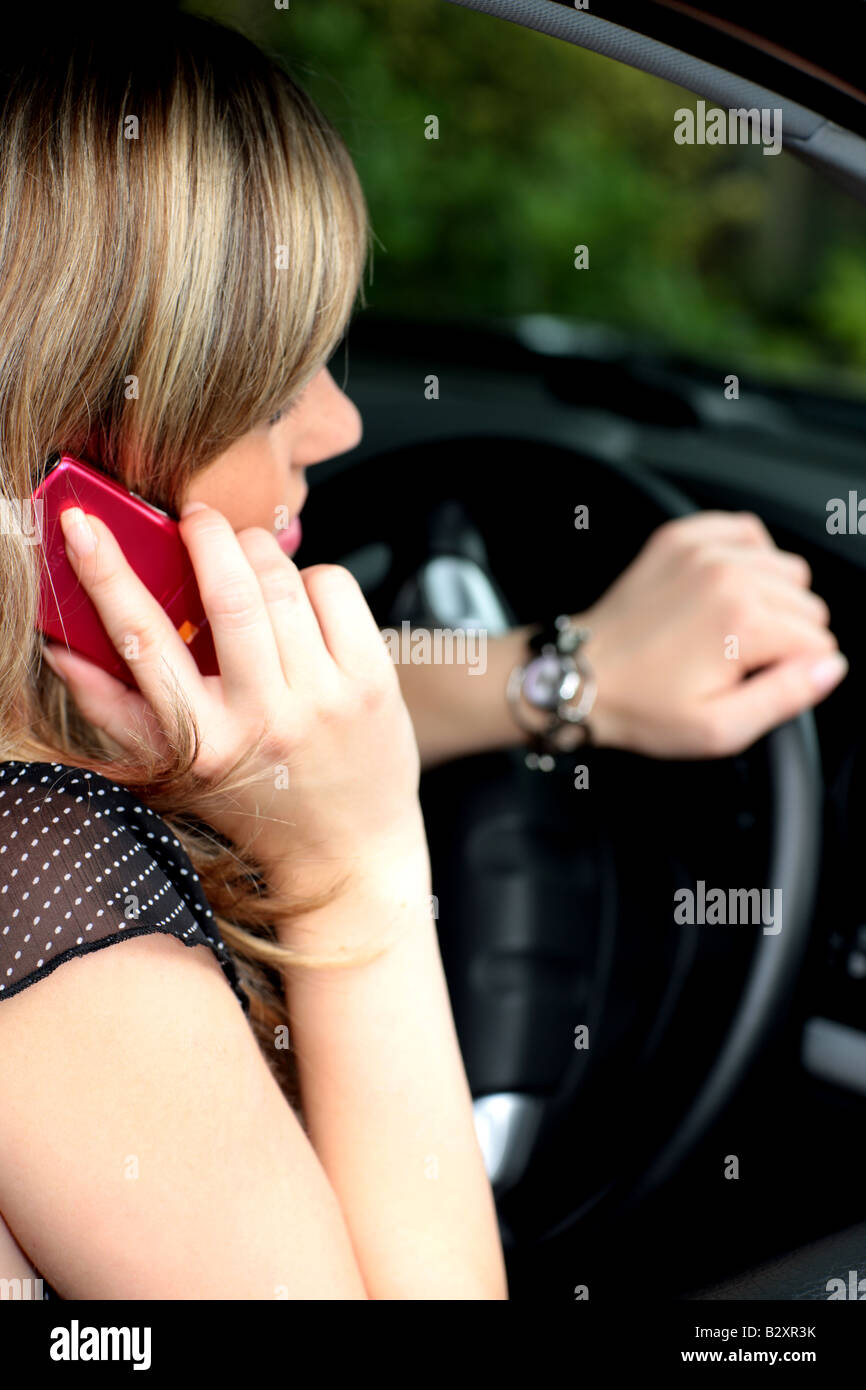 Jeune Femme au volant à l'aide de Mobile modèle de téléphone publié Banque D'Images