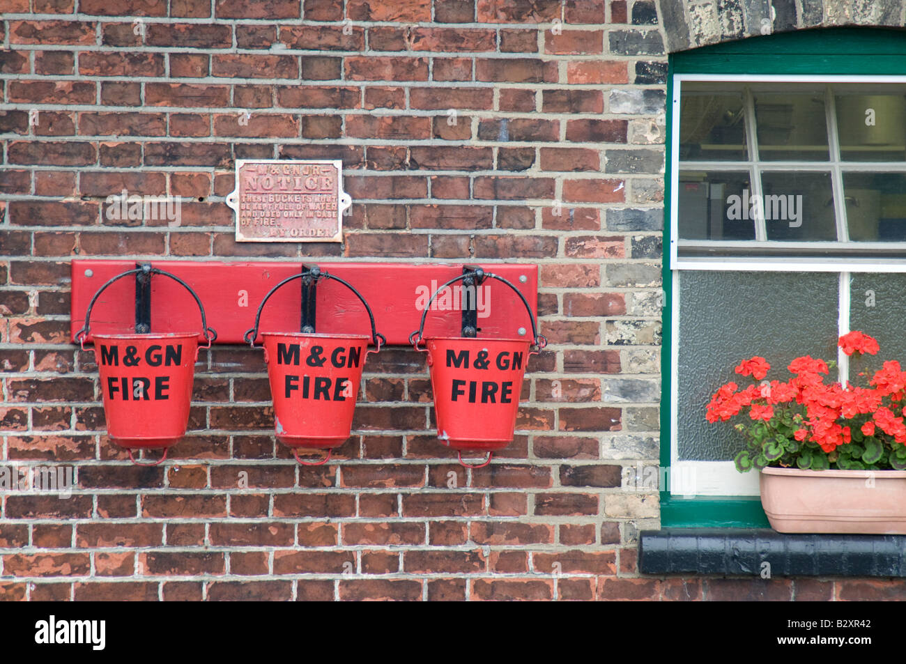 Seaux d'incendie sur la station de Sheringham sur le chemin de fer à vapeur de North Norfolk, Norfolk, Angleterre. Banque D'Images