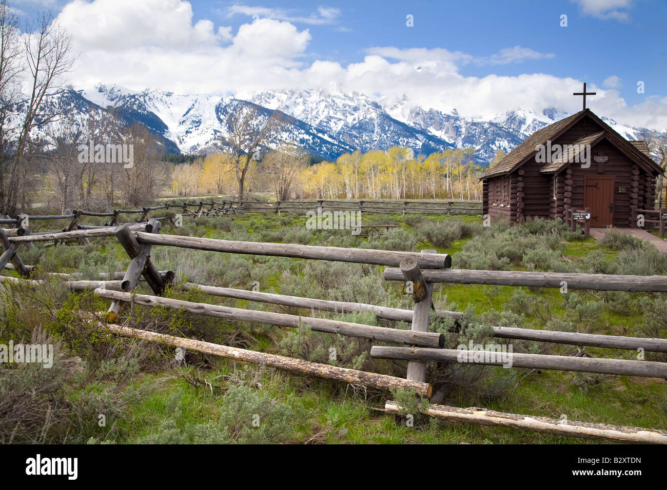 Petite église perchée sous le Grand Tetons 1 Banque D'Images