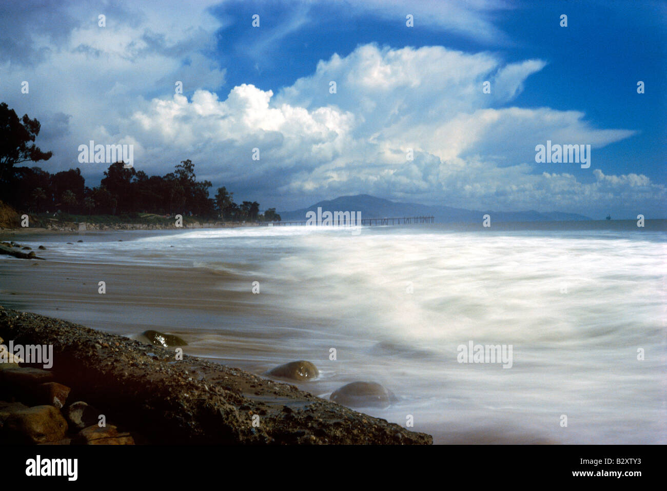 Les vagues et les nuages se déplaçant au-dessus de Santa Barbara en Californie shores Banque D'Images