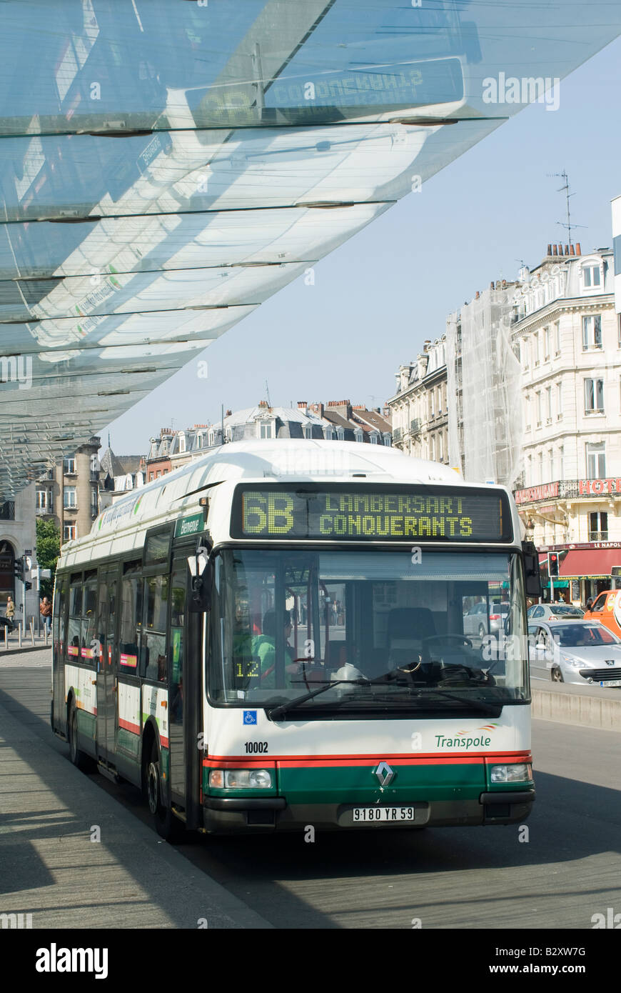 Bus au gaz naturel à une station de bus dans la ville de Lille France Banque D'Images