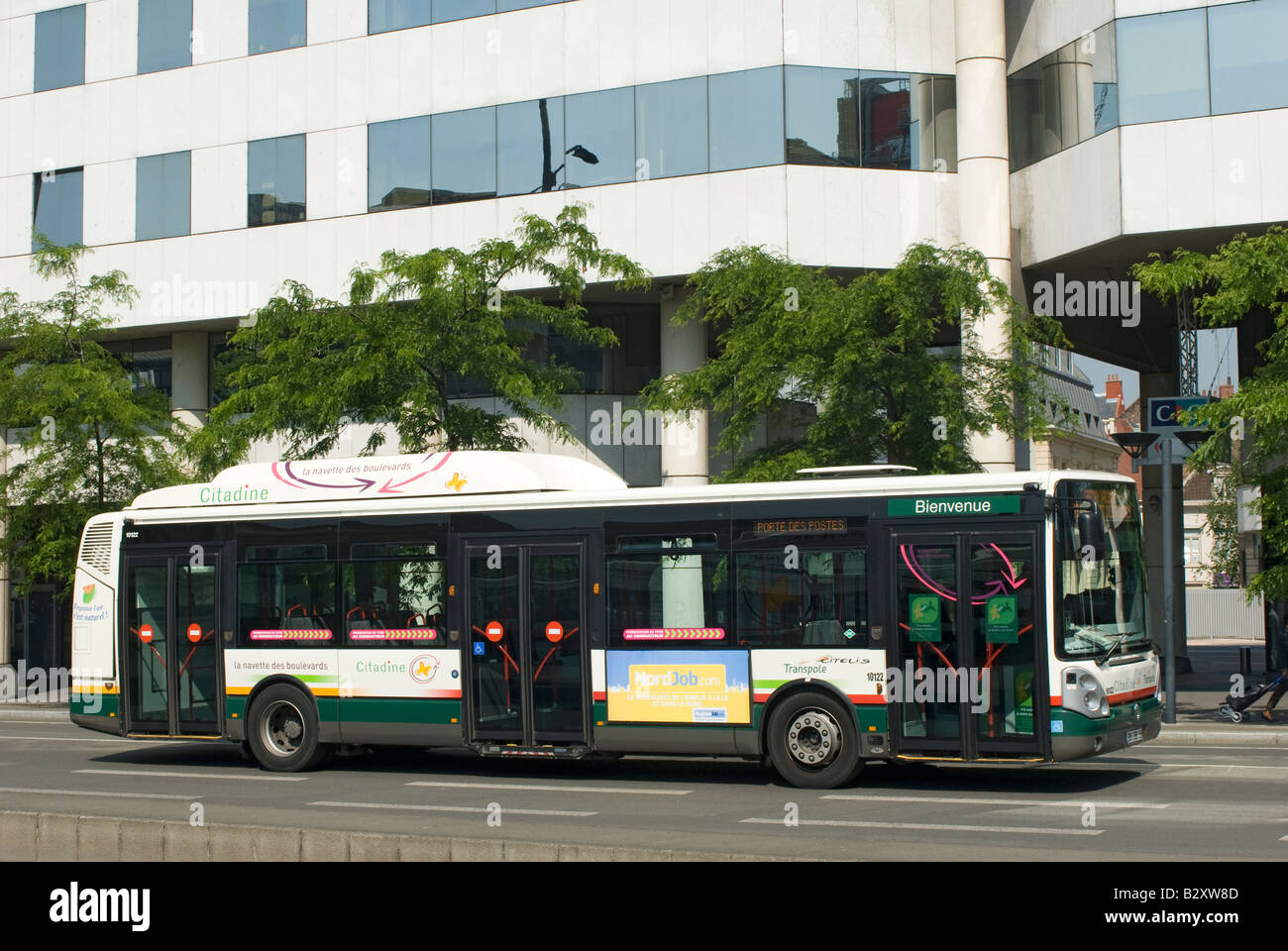 Bus fonctionnant au gaz naturel dans la ville française Lille France Banque D'Images