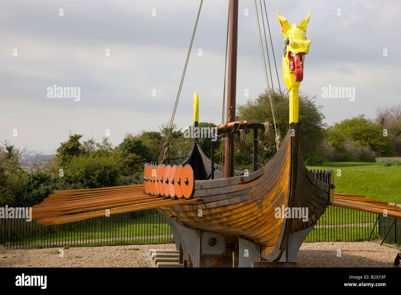 Viking Ship marquant le lieu d'atterrissage traditionnel des Saxons dans The Pegwell Bay annonce 449 Banque D'Images