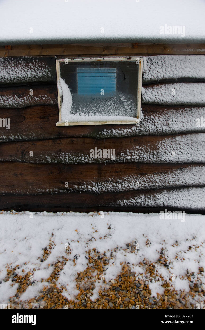 Cabines de plage dans la neige sur la plage de Kingsdown Deal près de Kent Banque D'Images