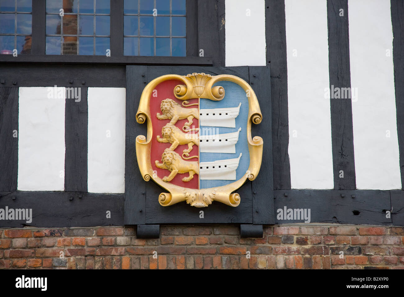 Armoiries sur l'hôtel de ville de style tudor en Sandwich Kent Banque D'Images