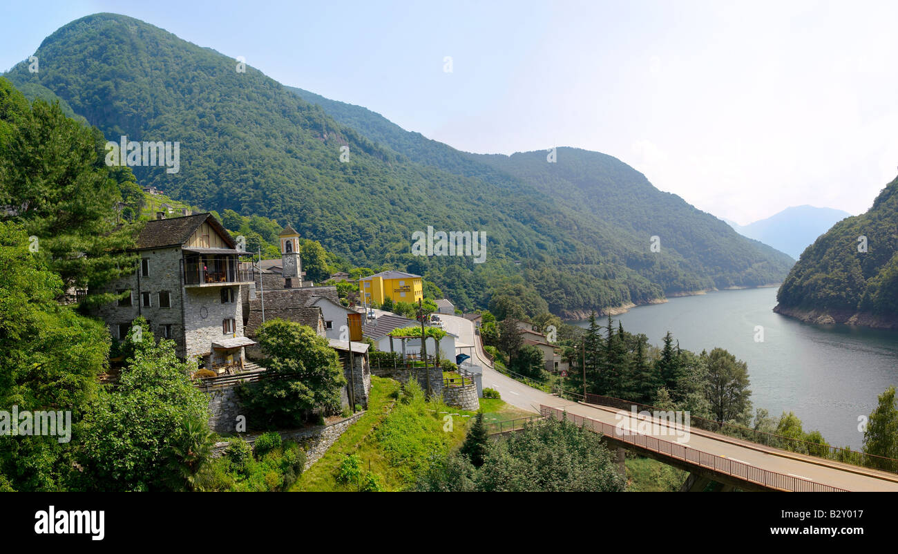 Alpin rustique village de Vogorno avec lac Vogorno, Val Verzasca, Tocino Suisse Banque D'Images