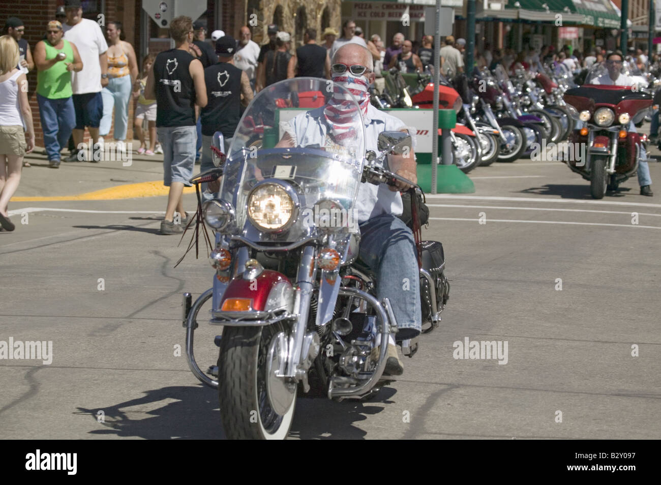 Les Motocyclistes en descendant la rue principale à la 67e assemblée annuelle Sturgis Sturgis Motorcycle Rally, SD Banque D'Images