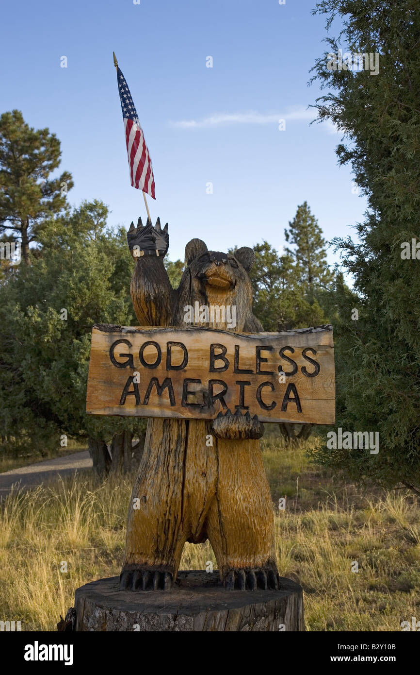 Un ours en bois et US Flag indiquant 'God Bless America', Colorado Banque D'Images