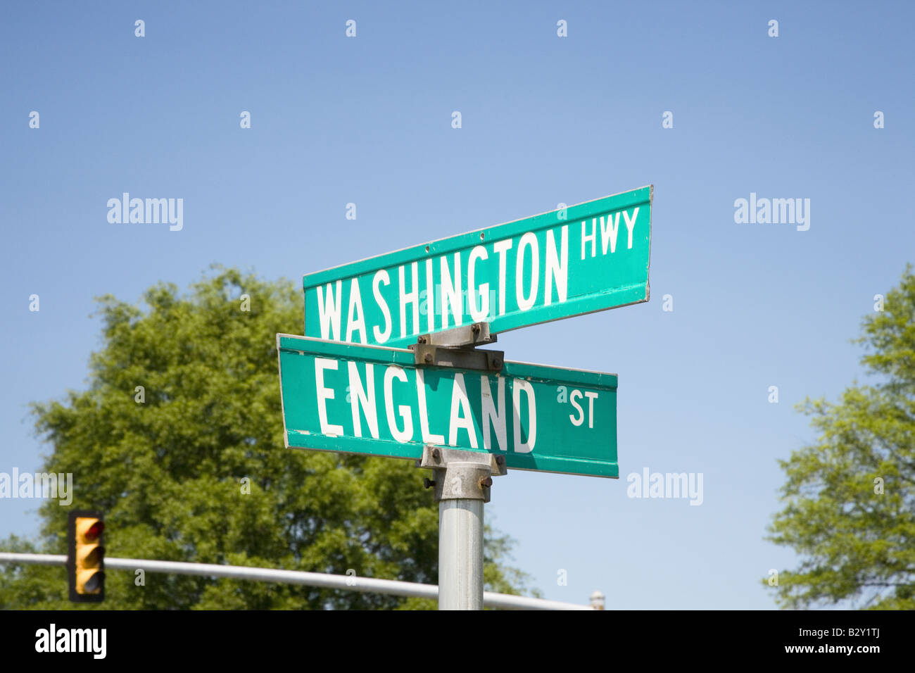 Les plaques de rue à une intersection que lire Angleterre St. et Washington l'Autoroute de la Route 1 à VA au sud de Washington, DC Banque D'Images