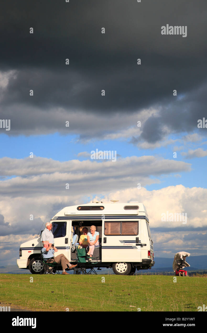 Le camping-car avec quatre retraités retraités attendent la pluie à venir. Banque D'Images