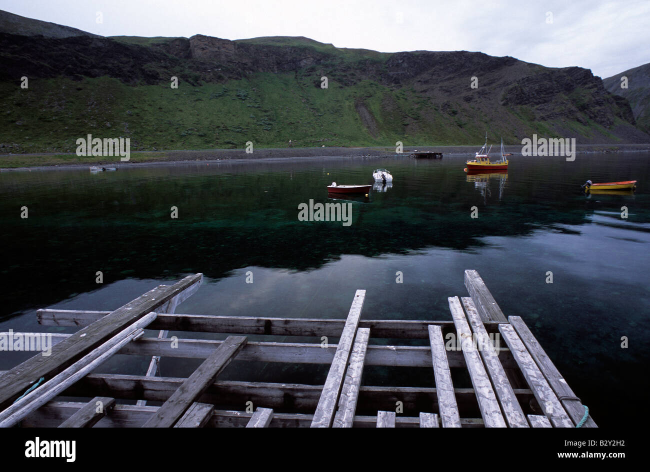 La Norvège soleil de minuit en petit port au sud de Honningsvag Banque D'Images