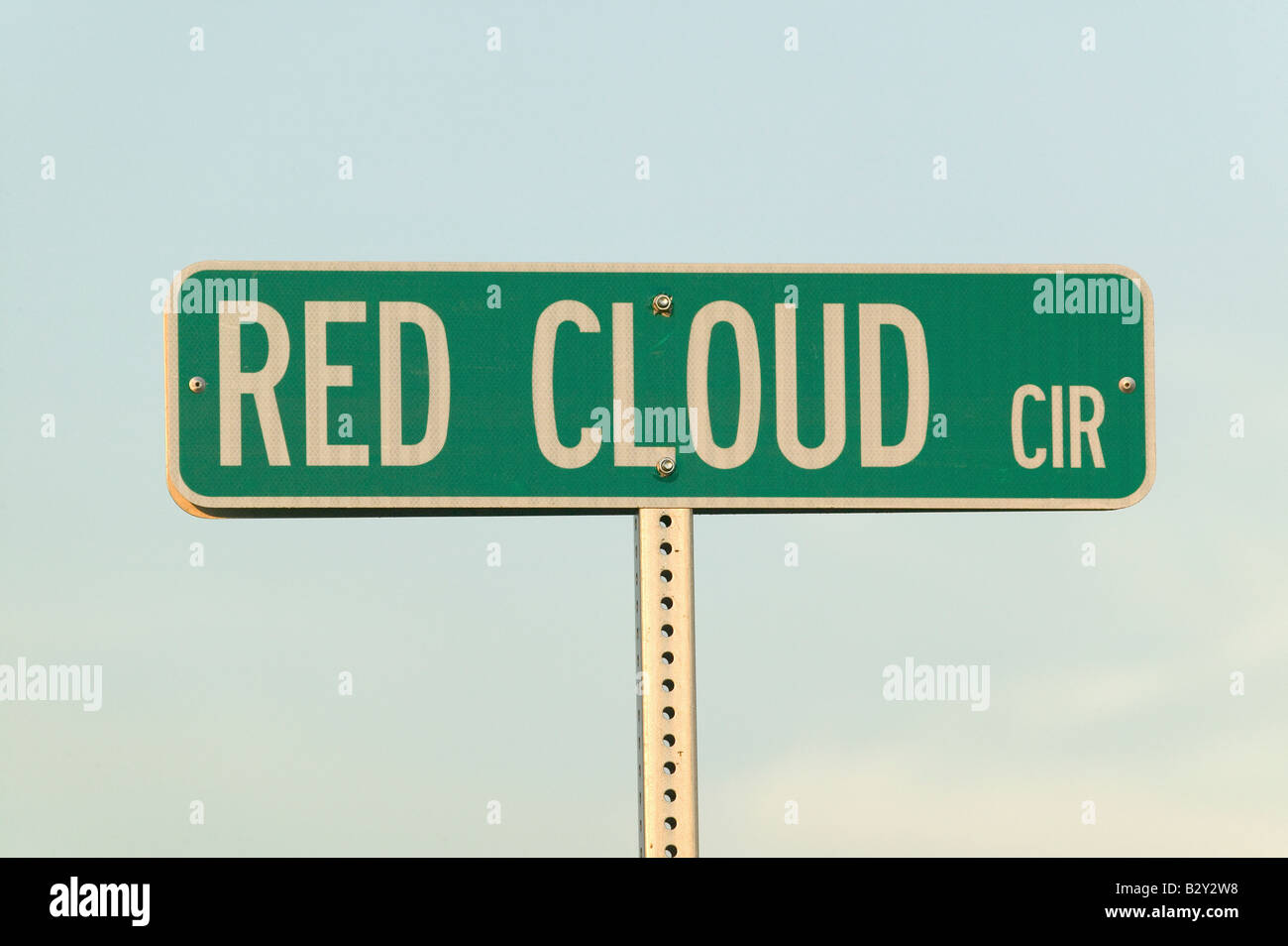 Signalisation routière pour 'Cloud' Circle rouge nommé pour célèbre chef indien, Red Cloud, le Dakota du Sud Banque D'Images