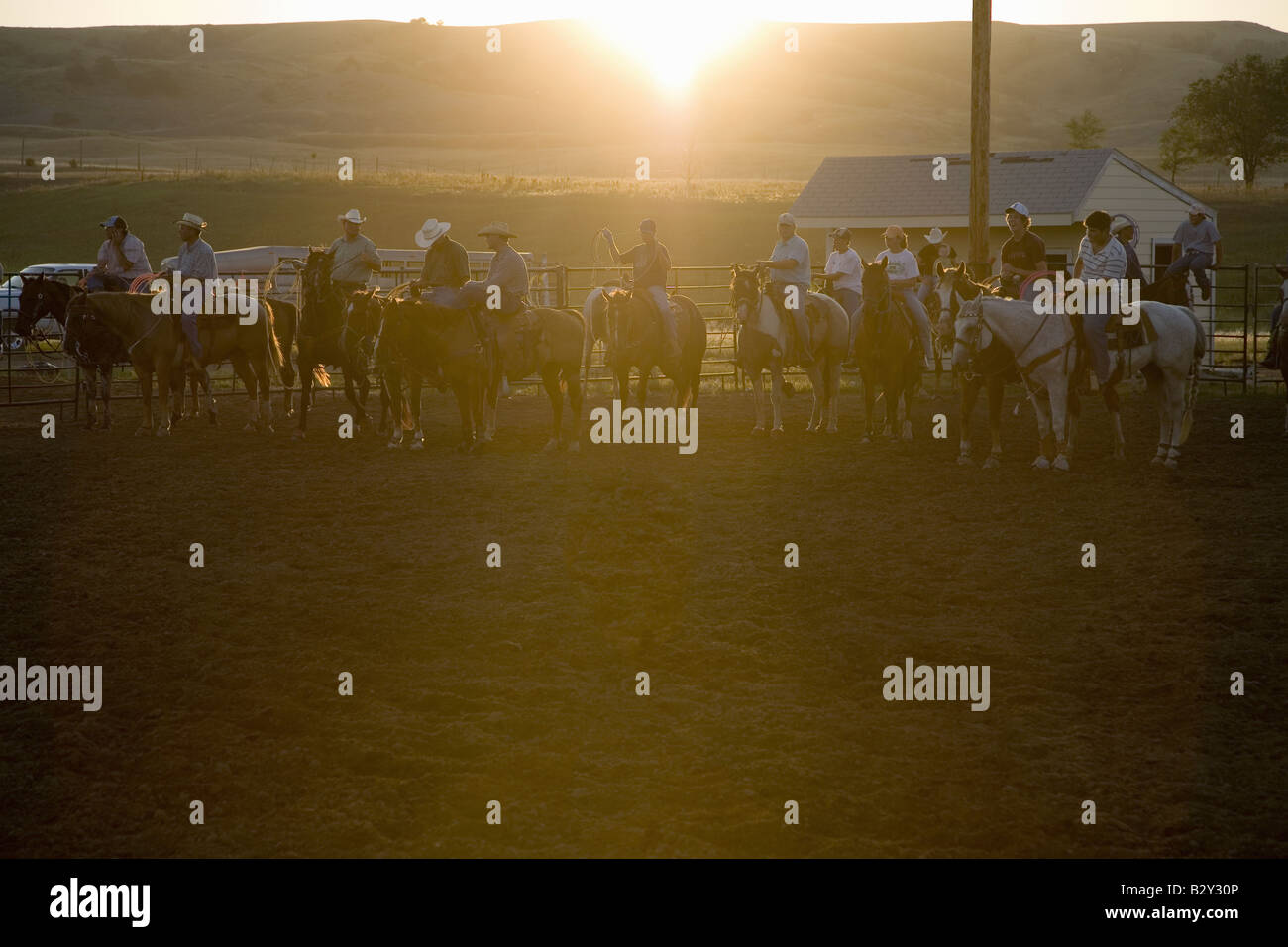 Cowboys au coucher du soleil à PRCA Rodeo à Lower Brule, Lyman Comté, Brule Sioux Réservation Tribal, SD Banque D'Images