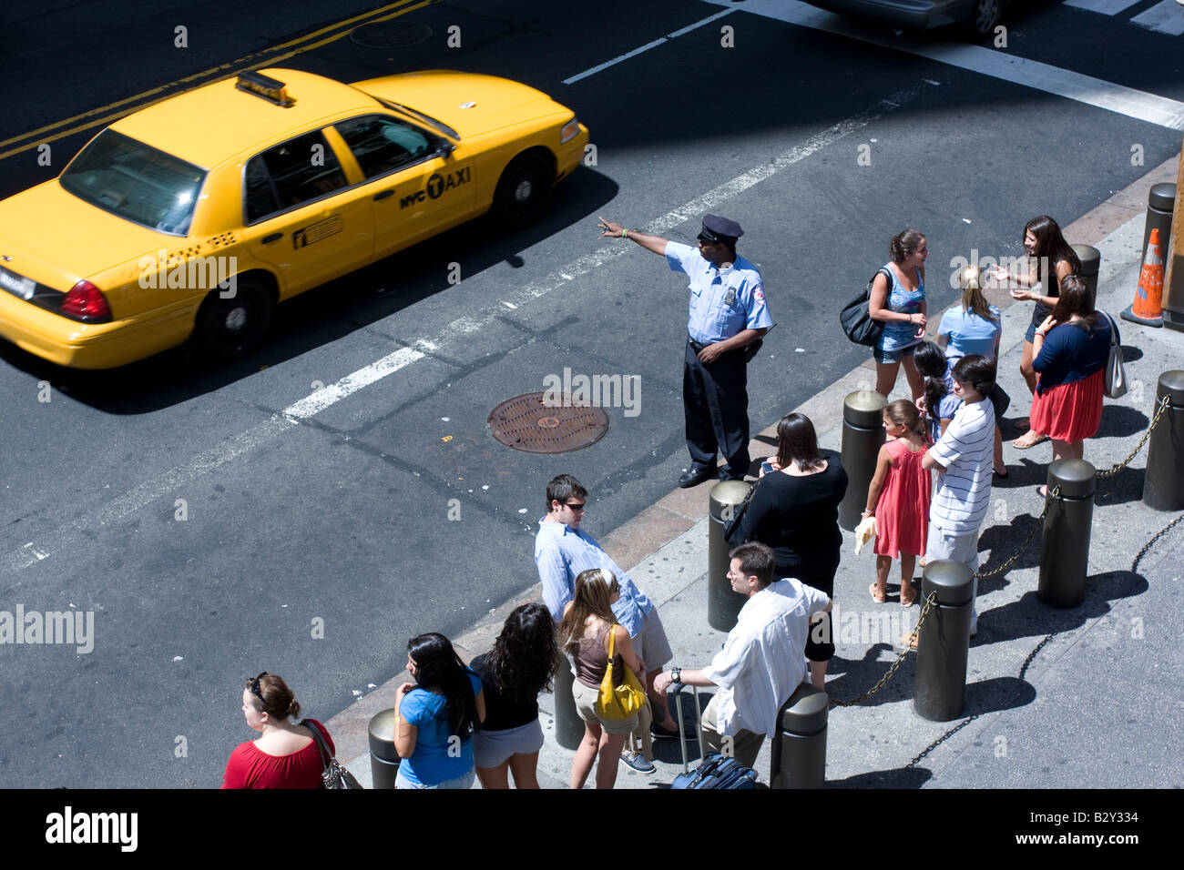 Un homme vient d'une cabine au Grand Central Station de taxi à Manhattan, NEW YORK Banque D'Images