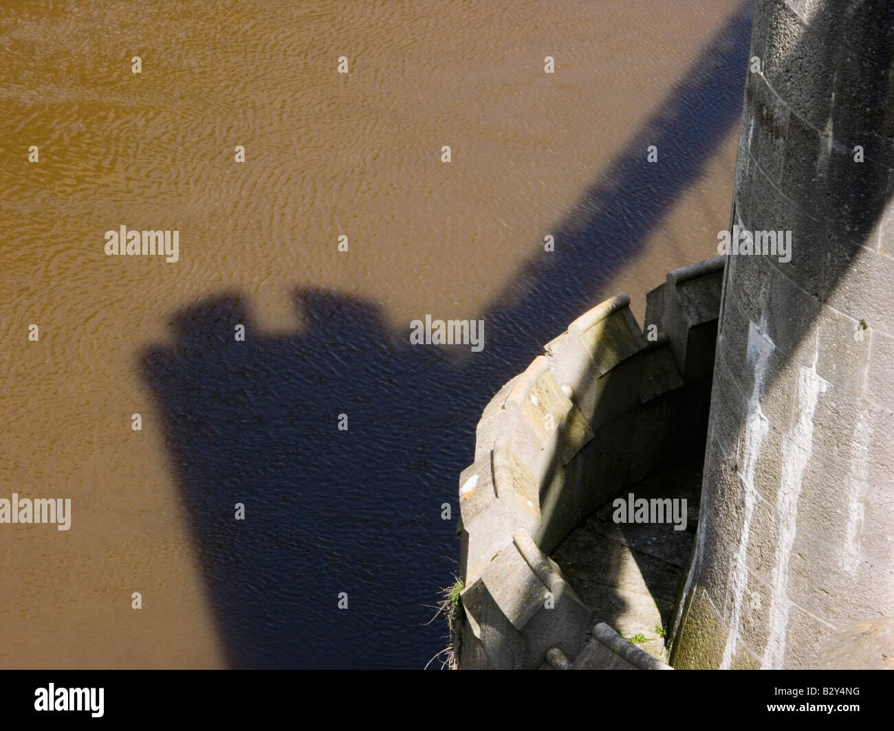 Une fin de tour le pont routier sur l'estuaire de Conwy Conwy avec son ombre qui tombe sur la surface de l'eau, au nord du Pays de Galles, Royaume-Uni Banque D'Images Une fin de tour le pont routier sur l'estuaire de Conwy Conwy avec son ombre qui tombe sur la surface de l'eau, au nord du Pays de Galles, Royaume-Uni Banque D'Images