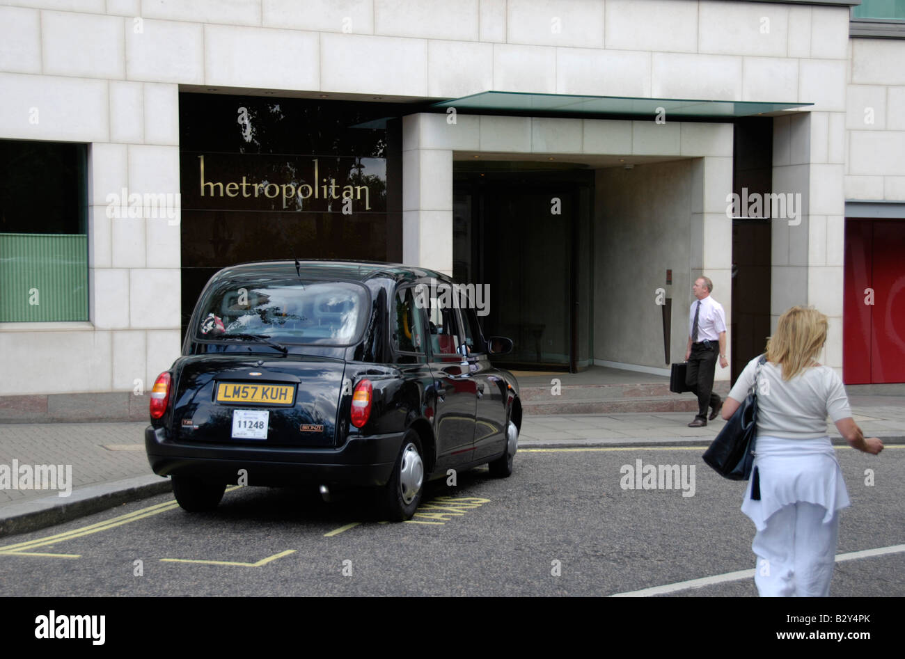 Entrée de l'hôtel Metropolitan et l'attente taxi Old Park Lane Londres Angleterre Banque D'Images