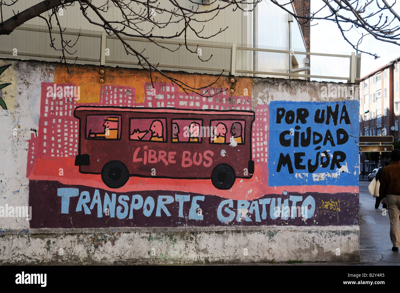 Les graffitis appelant à des bus gratuits transports et une meilleure ville à Valladolid Espagne Banque D'Images