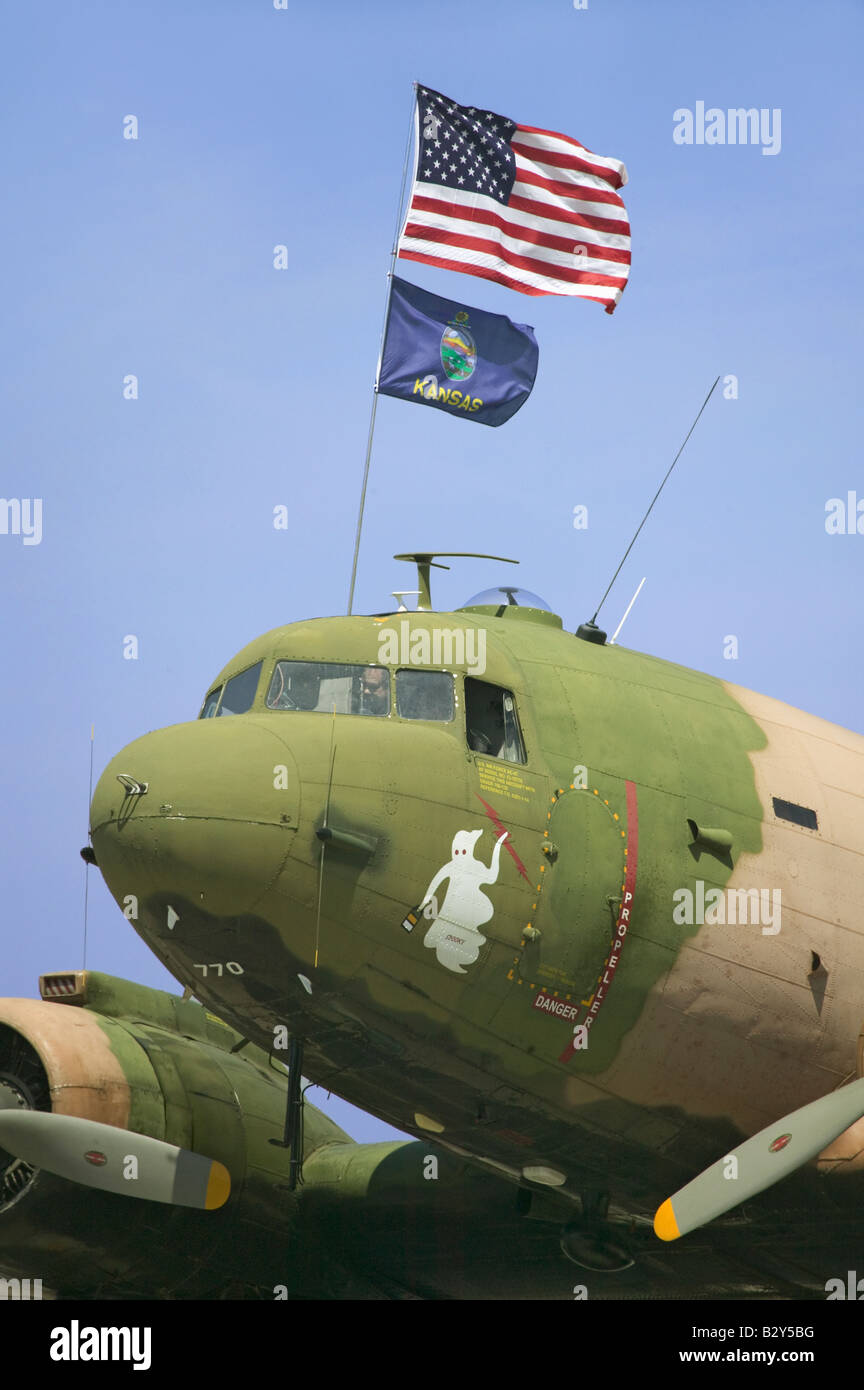 Vintage Seconde Guerre mondiale Avion-cargo C-47 avec Casper le fantôme, et américains et Kansas State Flag, à NVBC, CA Banque D'Images