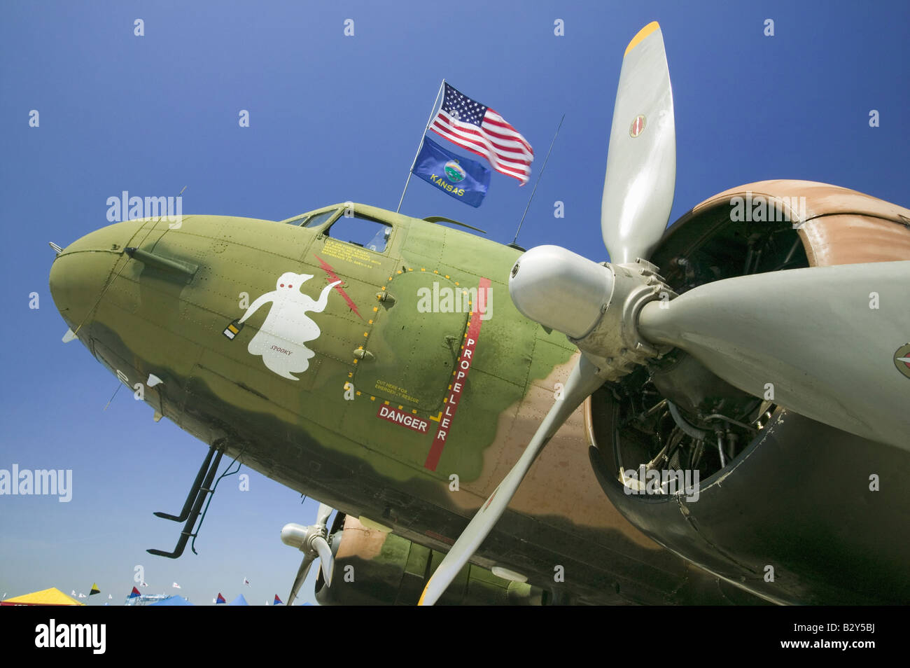 Vintage Seconde Guerre mondiale Avion-cargo C-47 avec Casper le fantôme, et américains et Kansas State Flag, à NVBC, CA Banque D'Images