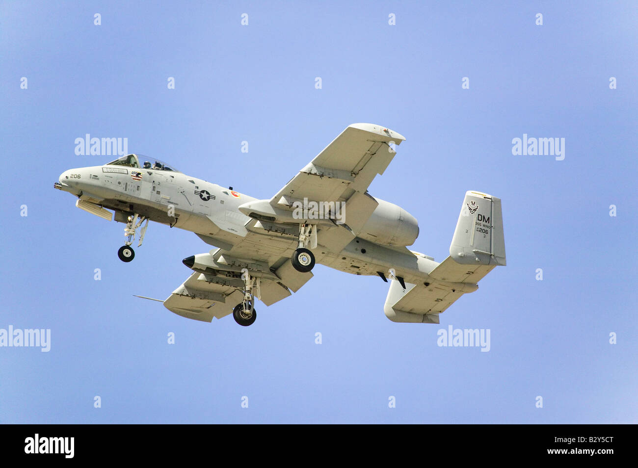 A-10A Thunderbolt II volant à la 42e Naval Base Ventura Comté (NBVC) Air Show à Point Mugu, comté de Ventura, Californie Banque D'Images