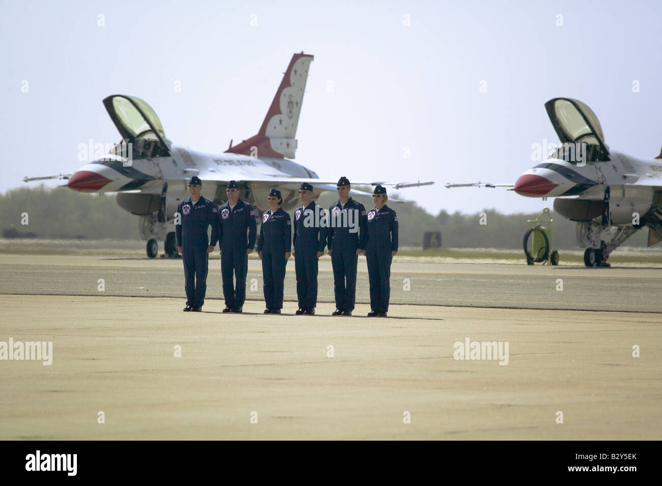 Six hommes de l'US Air Force et de femmes pilotes au garde devant leur F-16C Fighting Falcon, Point Mugu, CA Banque D'Images
