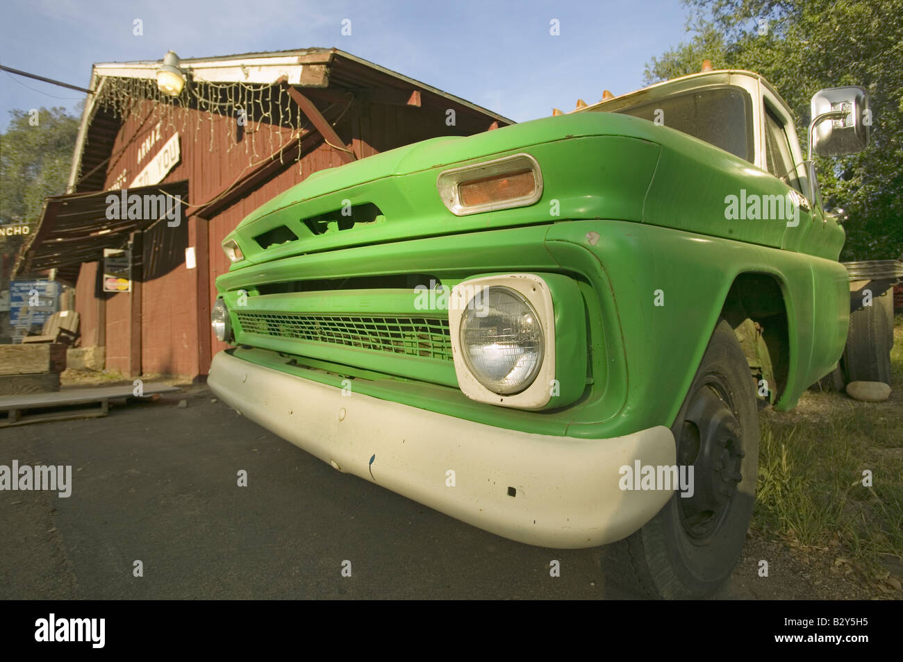 Vert clair 1950 camion garé en face de la grange rouge à Oak View, Californie. Banque D'Images