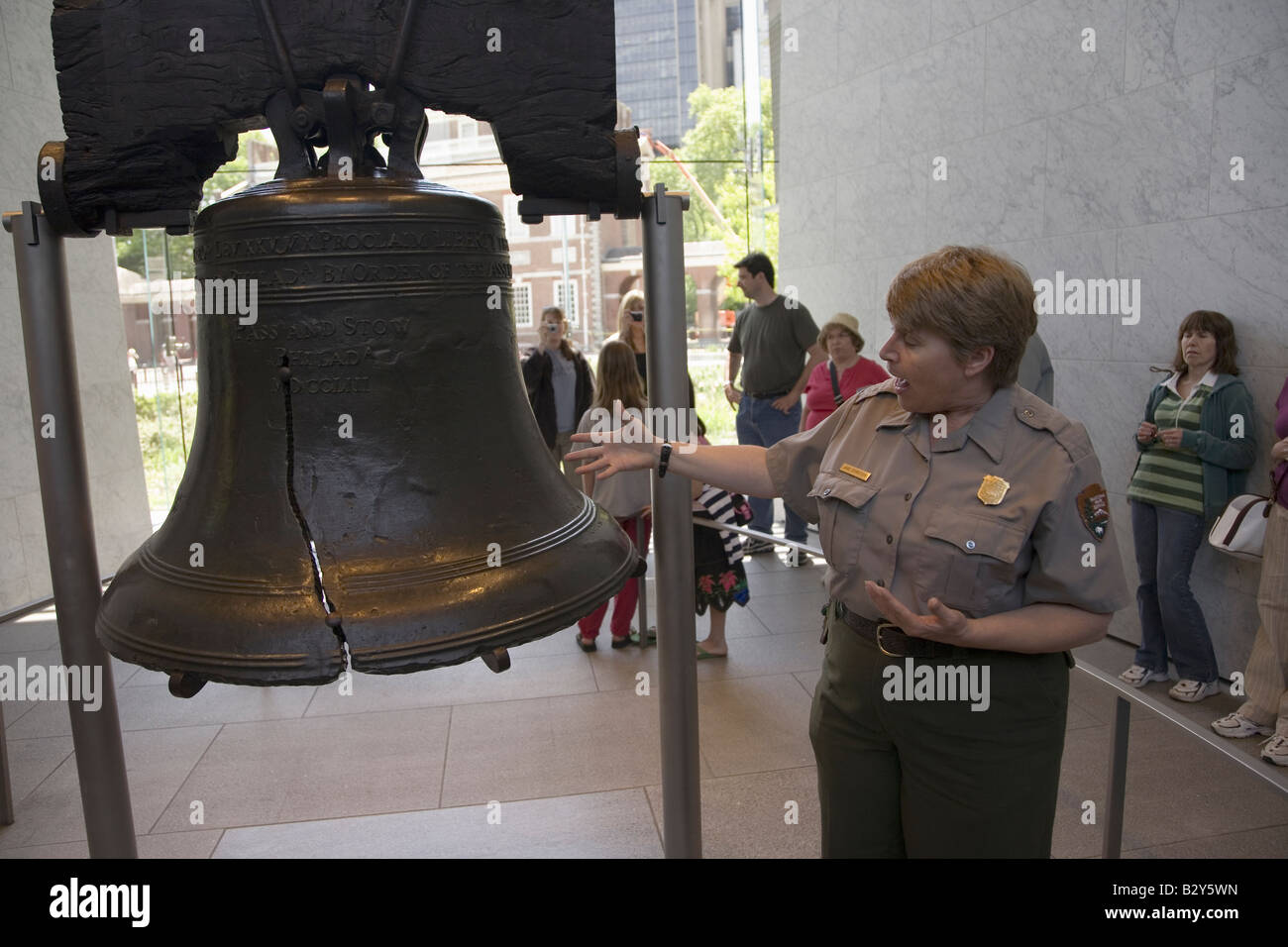 Un garde-parc National expliquant la fissure dans la région de Liberty Bell Liberty Bell Center, Philadelphia, Pennsylvania Banque D'Images