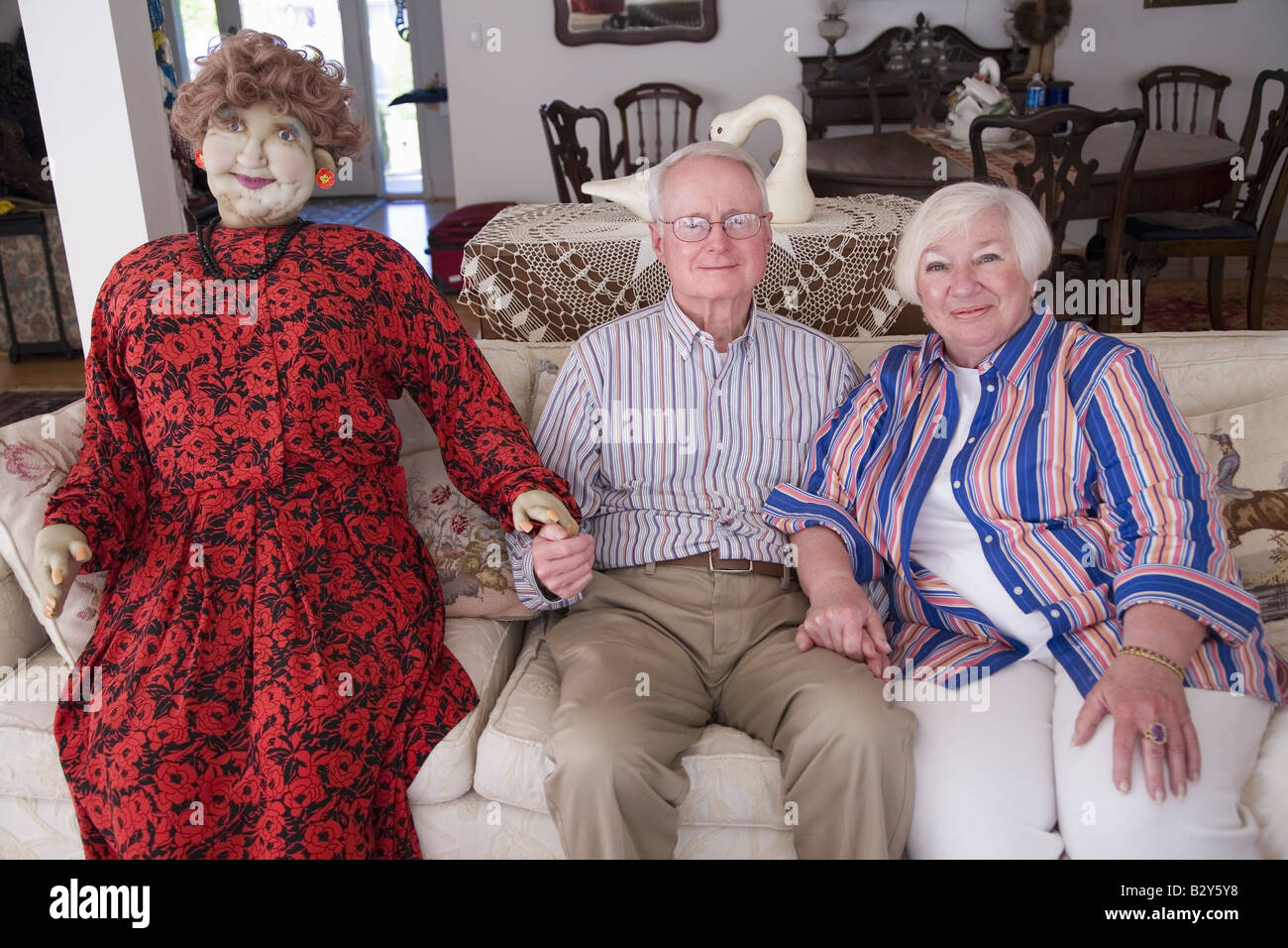 Jack et Lynn Sohm, deux personnes âgées avec poupée grandeur nature posant sur la table, à Annapolis, Maryland Banque D'Images