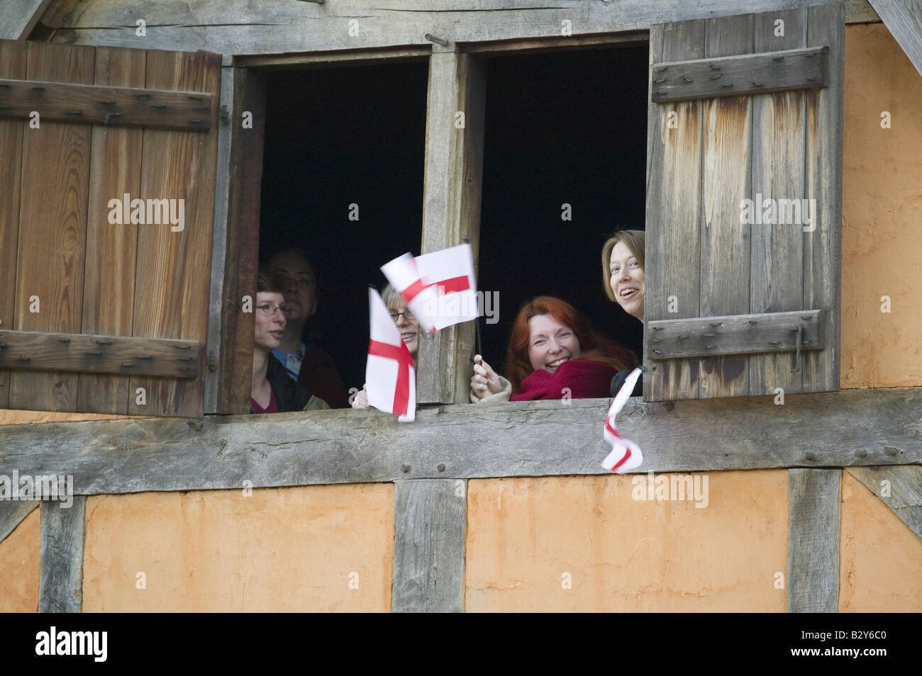 Spectateurs agitant des drapeaux anglais, Fort James, Jamestown Settlement Banque D'Images